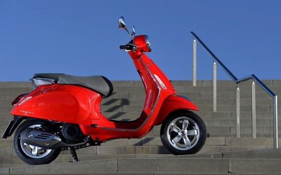 Piaggio Vespa 125 Primavera scooter rental in Malaga